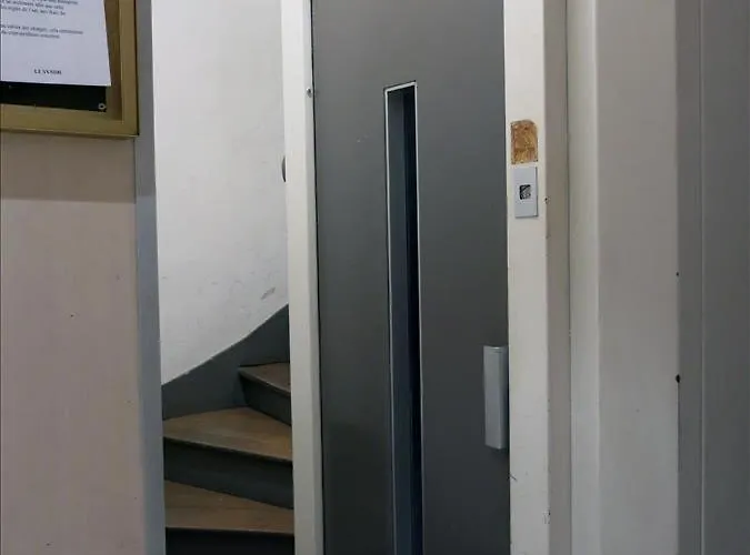 Carreau Du Temple Marais * Paris